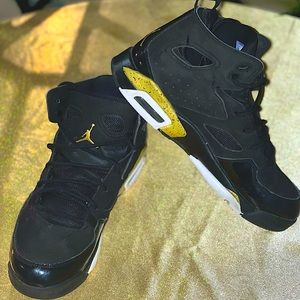 Pre-Loved Black & Gold Jordans (Big Boy 6)